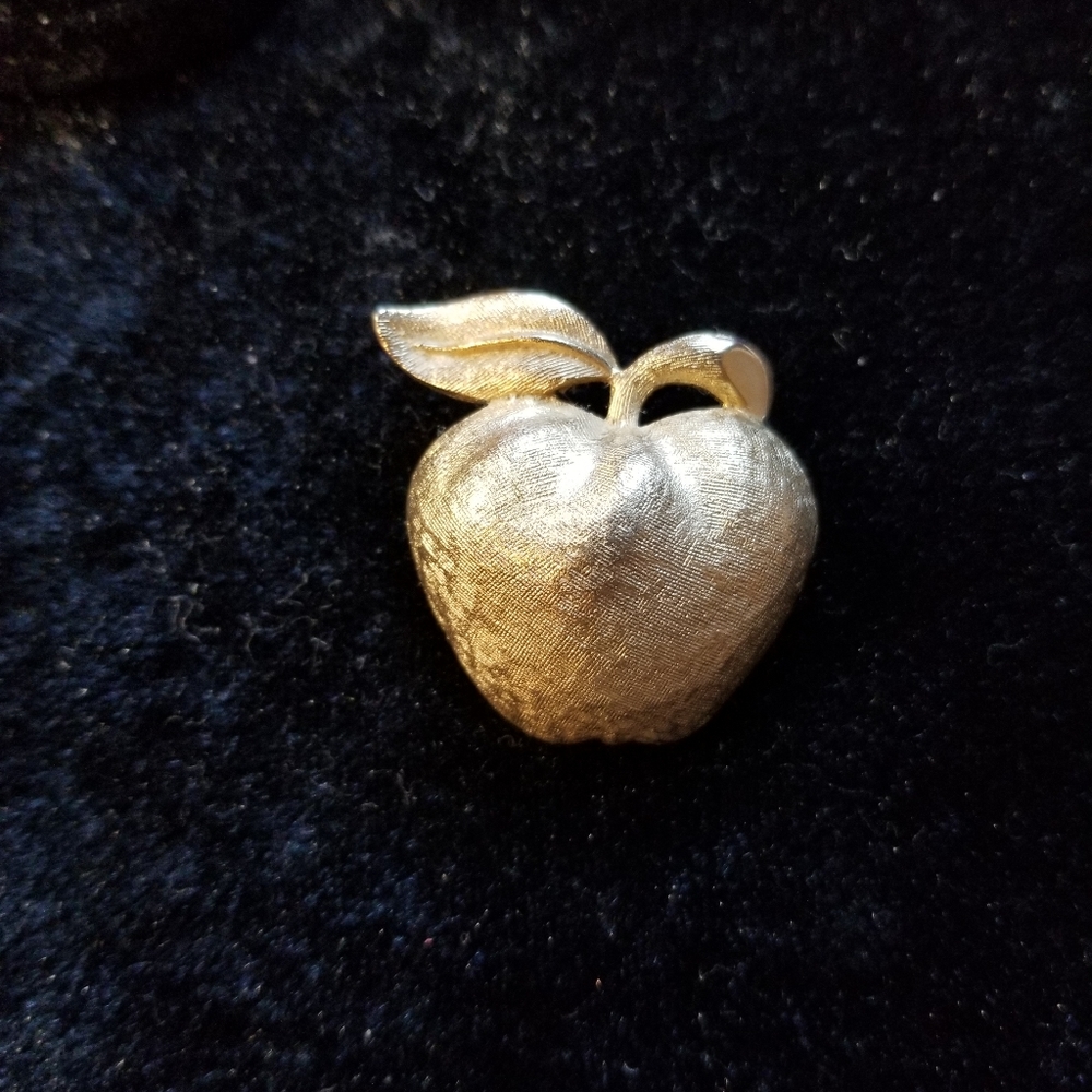 VINTAGE 1950s CORO gold tone apple  brooch pin - Picture 3 of 5